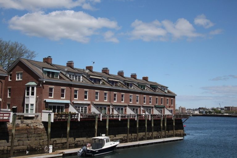Maisons le long du Harbor walk