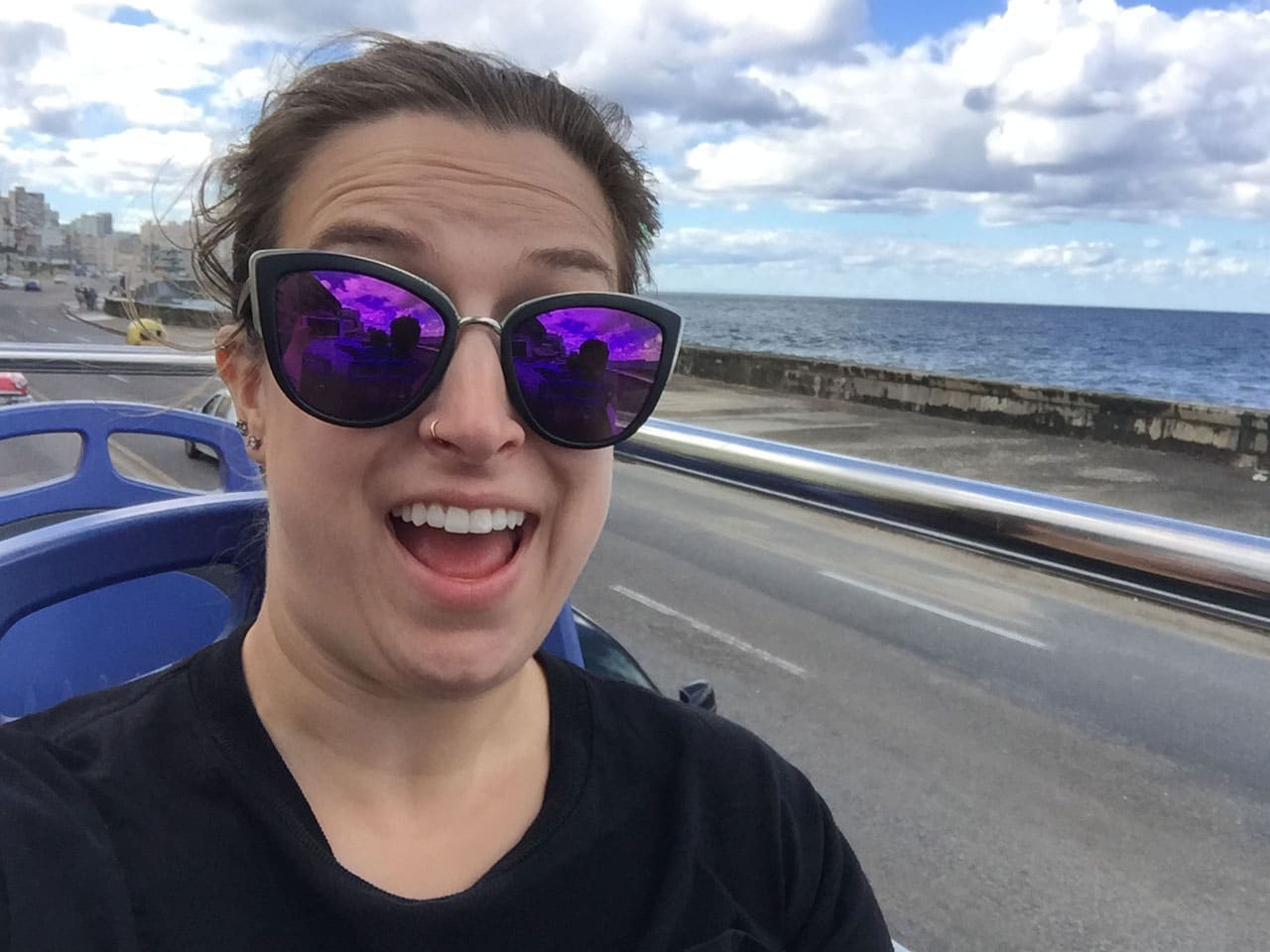 Moi dans l'autobus de touristes à La Havane