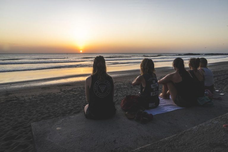 Gens qui regardent le coucher du soleil
