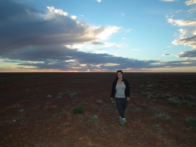 Moi au coucher de soleil dans le outback