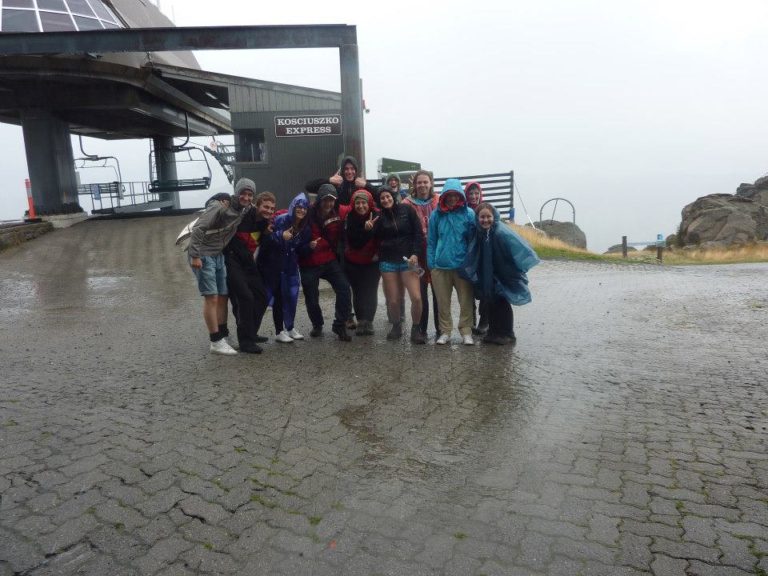 Groupe de voyageurs en excursion sous la pluie