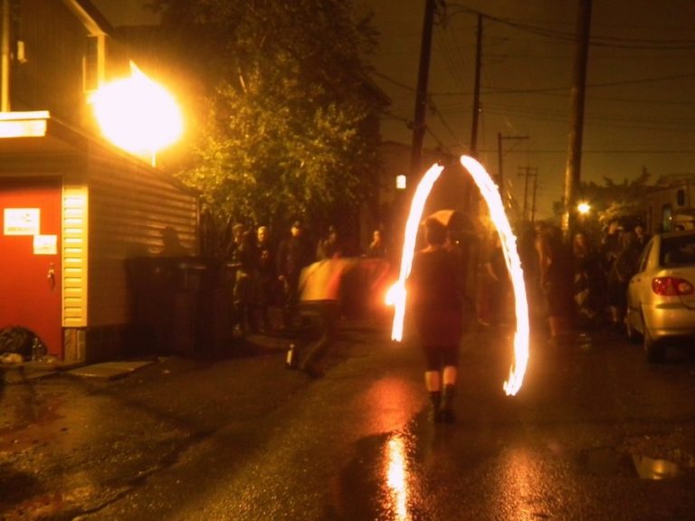 Spectacle de feu dans une ruelle au FME 2014