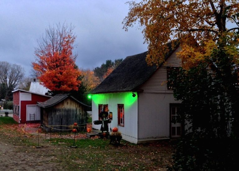 Maison illuminée au Village Hanté