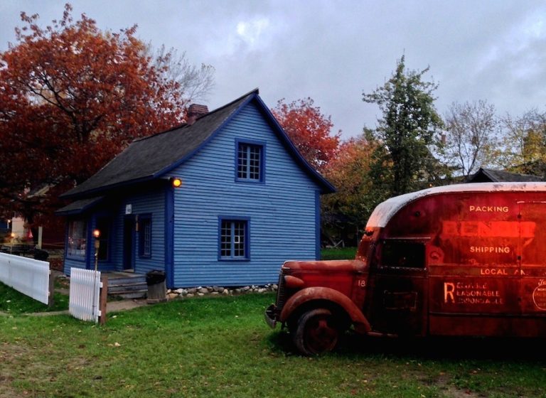 Maison et camion l'automne