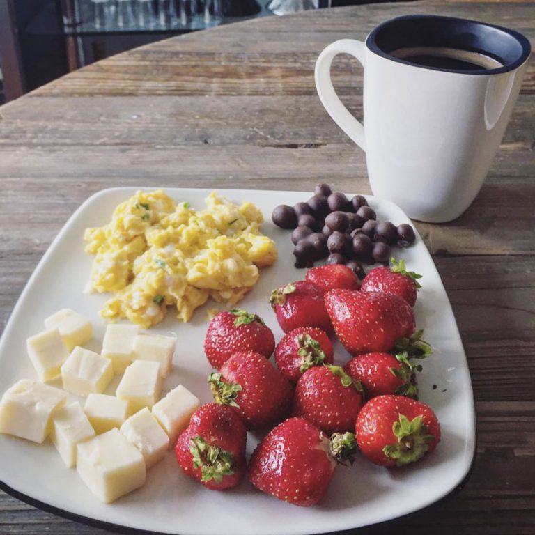 Déjeuner avec fraises et bleuets au chocolat