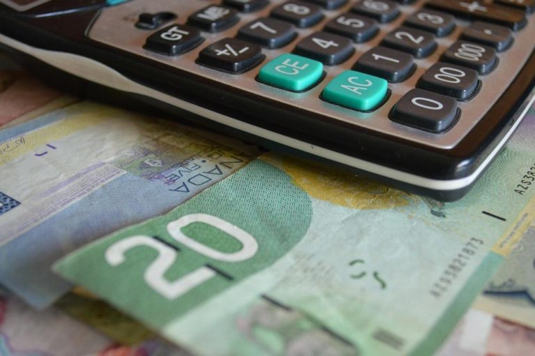 Calculatrice et argent canadien