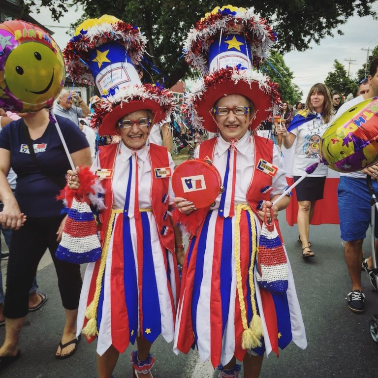 Deux dames déguisées au Grand Tintamarre