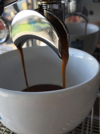 café qui coûle dans une tasse