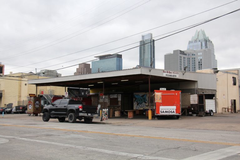 Food trucks dans un stationnement de Austin