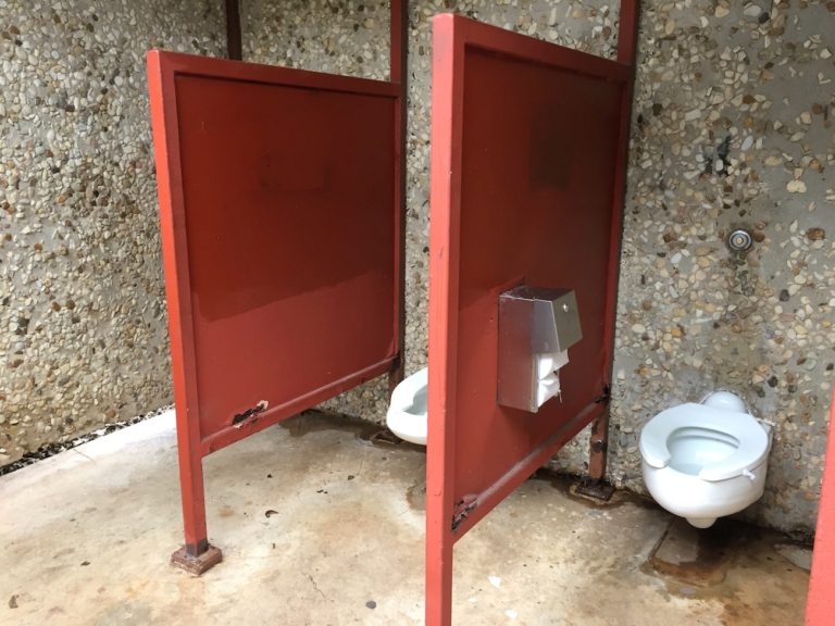 Toilettes sans portes du Zilker Metropolian Park