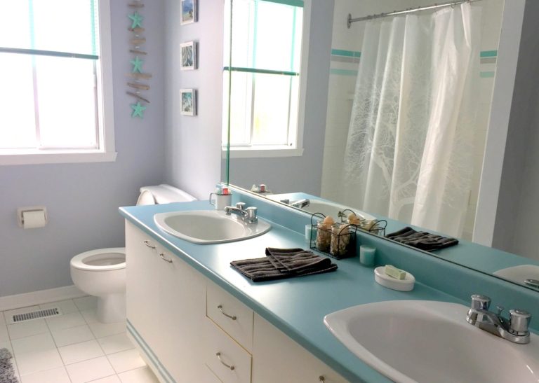 Salle de bain aux couleurs pastel
