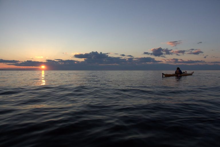 kayak au coucher du soleil