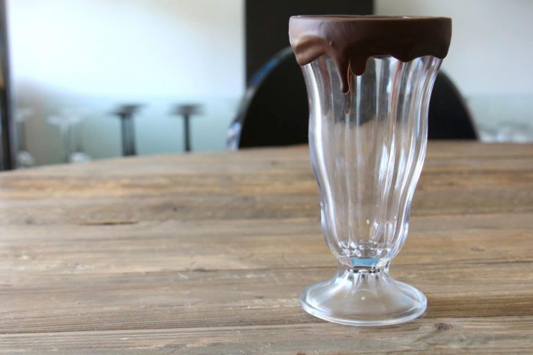 Rebord chocolat sur verre à milkshake