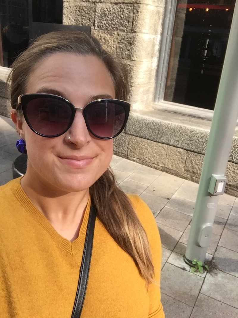 Moi avec un chandail jaune de seconde main