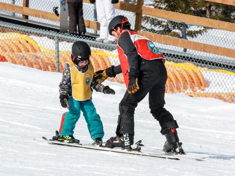 Enfant et enseignant à la Pente à neige