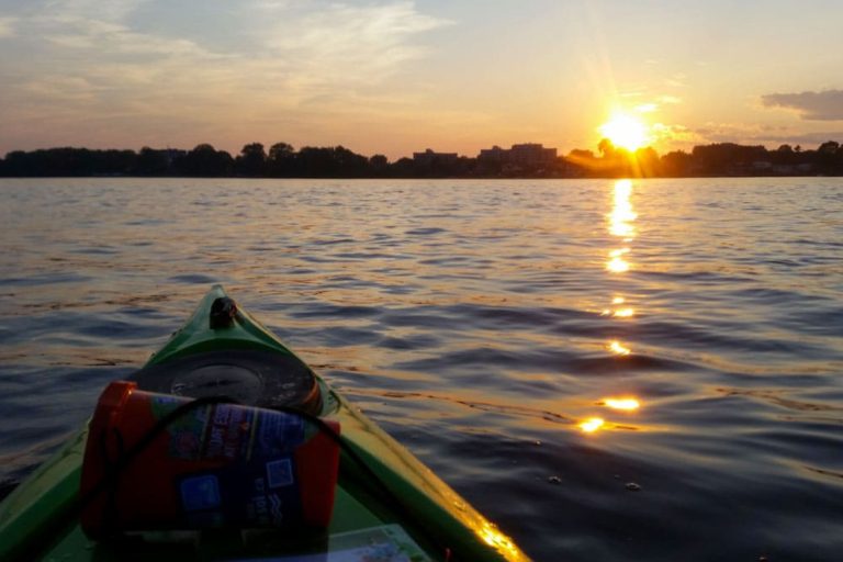 Kayak au coucher du soleil au Parcours Gouin