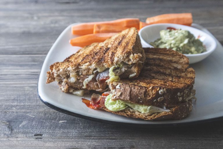 grilled cheese coppa, cheddar et poivrons rôtis