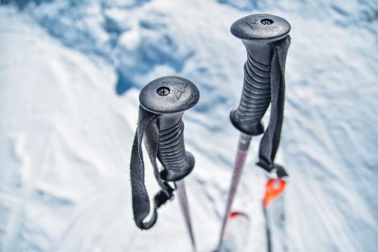 Bâtons de ski dans la neige