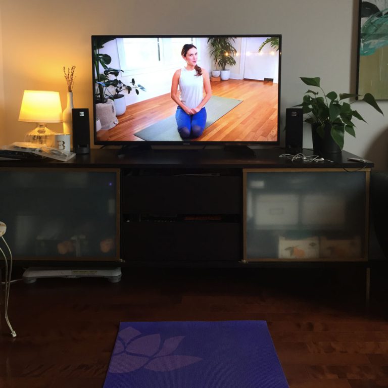 Yoga with Adriene sur la télé