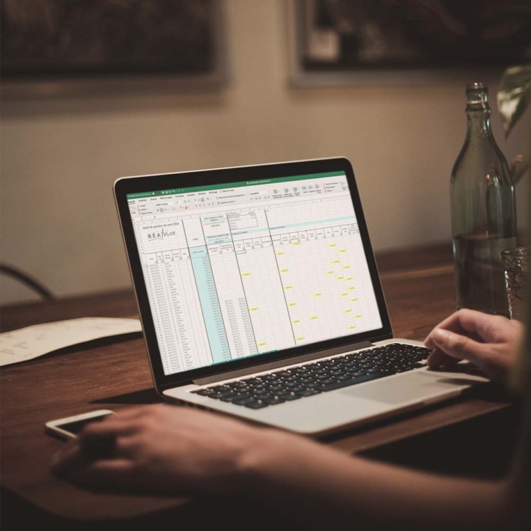 Femme qui analyse son cash flow à l'ordinateur