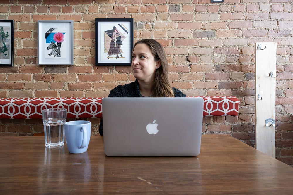 Moi qui travaille à l'ordinateur dans un café