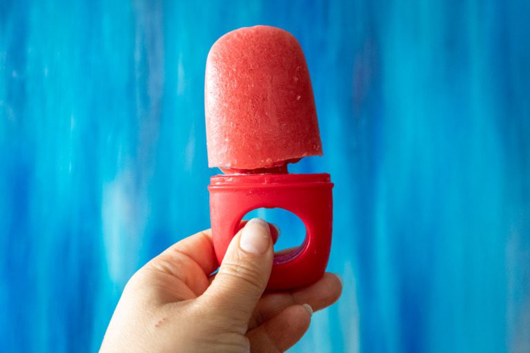 Popsicle de yogourt glacé aux fraises