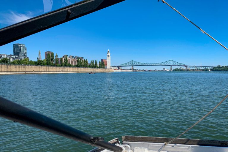Vue du pont Jacques-Cartier à bord de la navette fluviale Navark