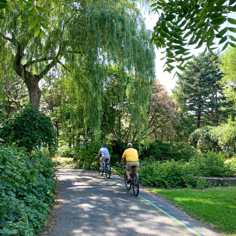 Deux personnes à vélo au Parc Jean-Drapeau