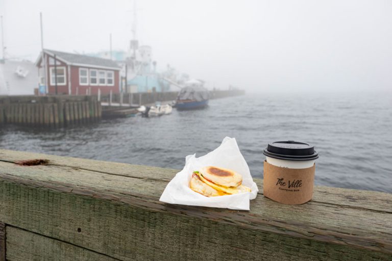 Sandwich déjeuner et café de The Ville dans le brouillard sur le bord de l'eau à Halifax