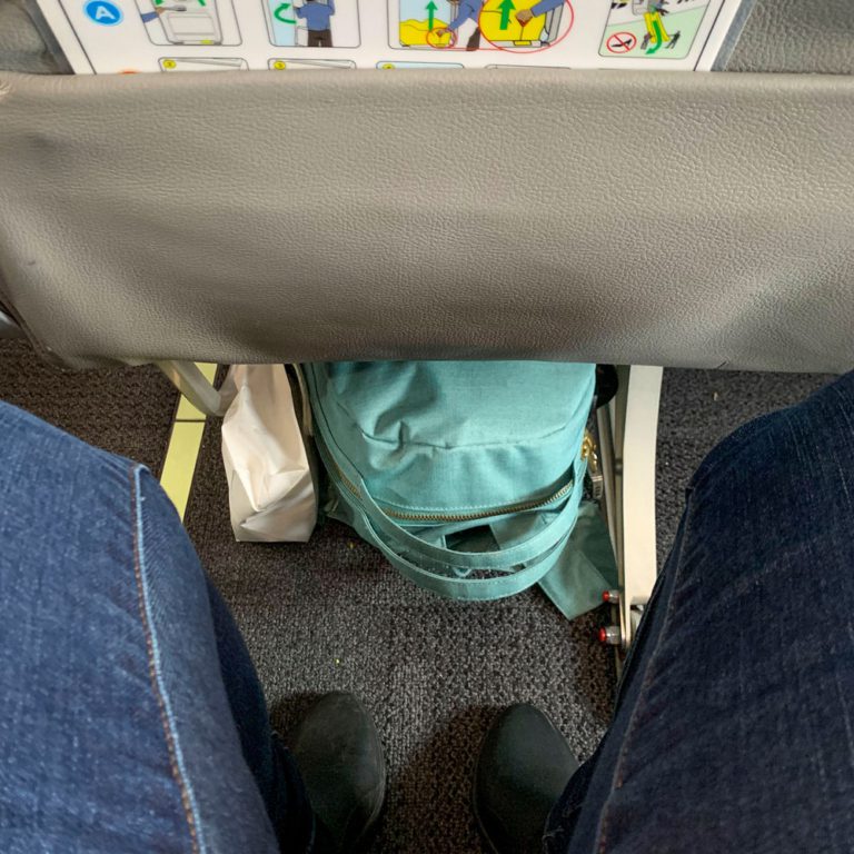 Espace pour les jambes et sous le siège dans un vol Flair Airlines