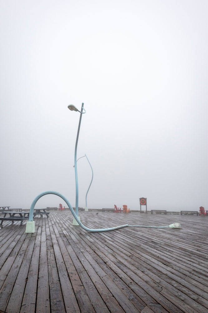 Installation Got drunk, fell down sur le boardwalk de Halifax, dans le brouillard