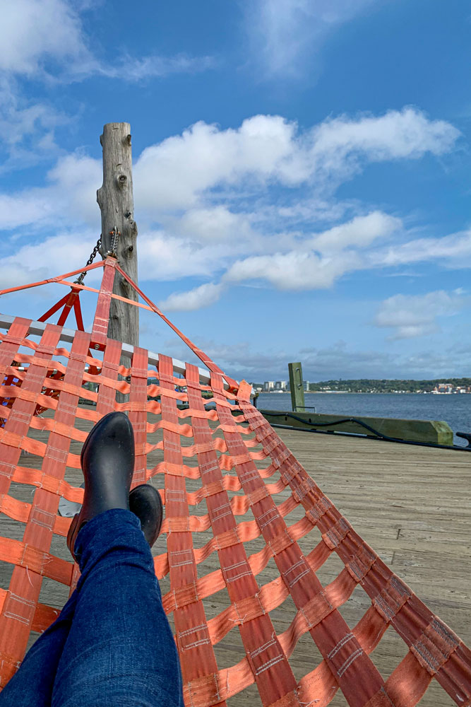 Mes pieds dans les hamacs du boardwalk de Halifax