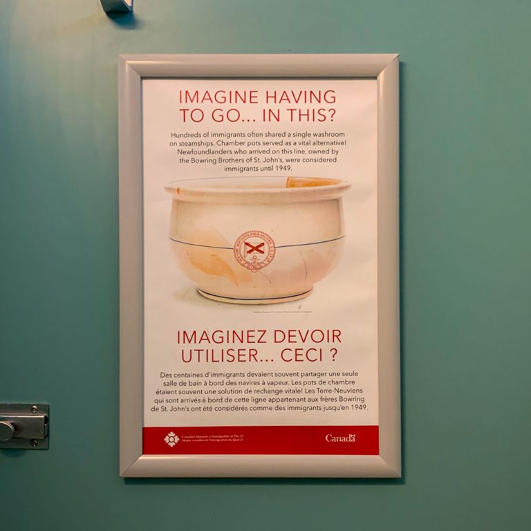 Publicité dans les toilettes du musée de l'Immigration