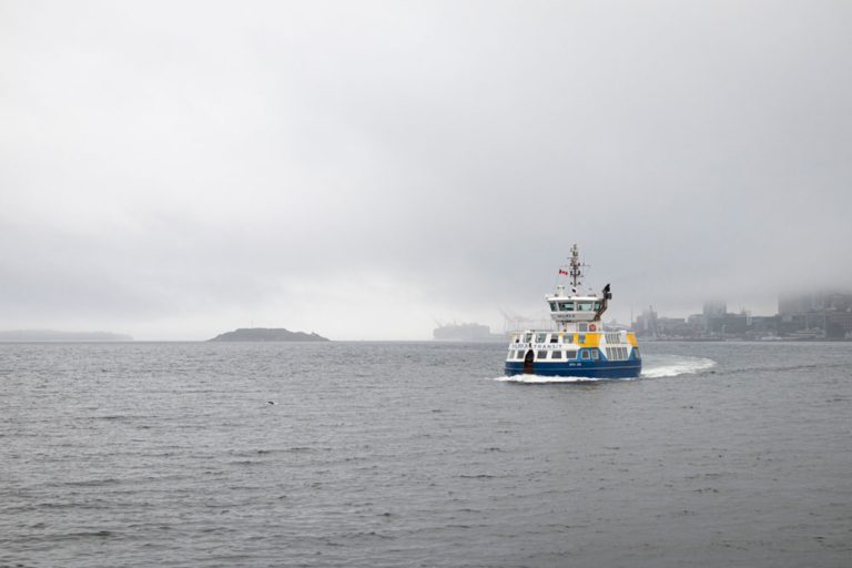 Traversier Halifax-Dartmouth dans le brouillard