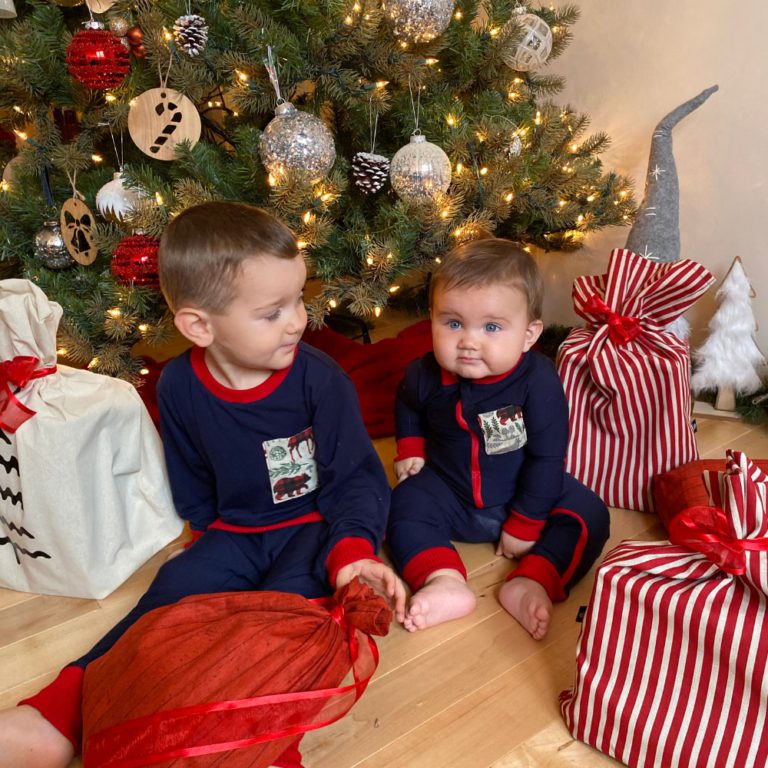 Deux enfants avec des pyjamas de Noël Créations ALL