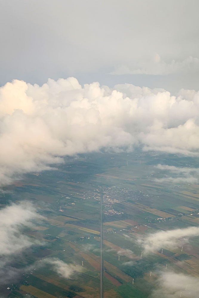 Vue de l'avion sur les nuages
