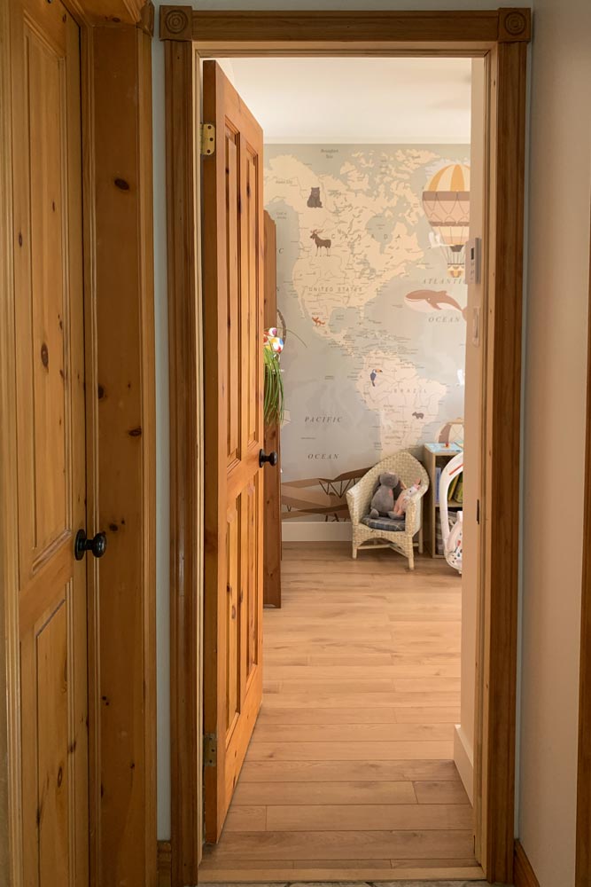 Chambre de b&eacute;b&eacute; vue de la porte