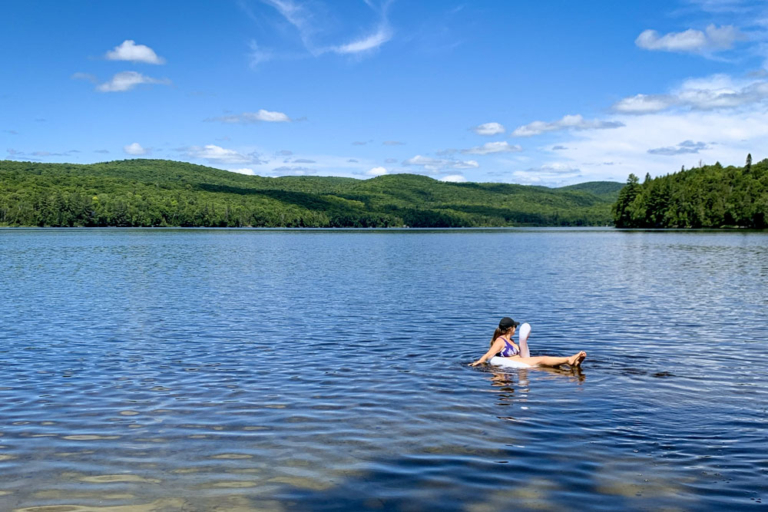 Moi dans un lac &agrave; un chalet S&Eacute;PAQ