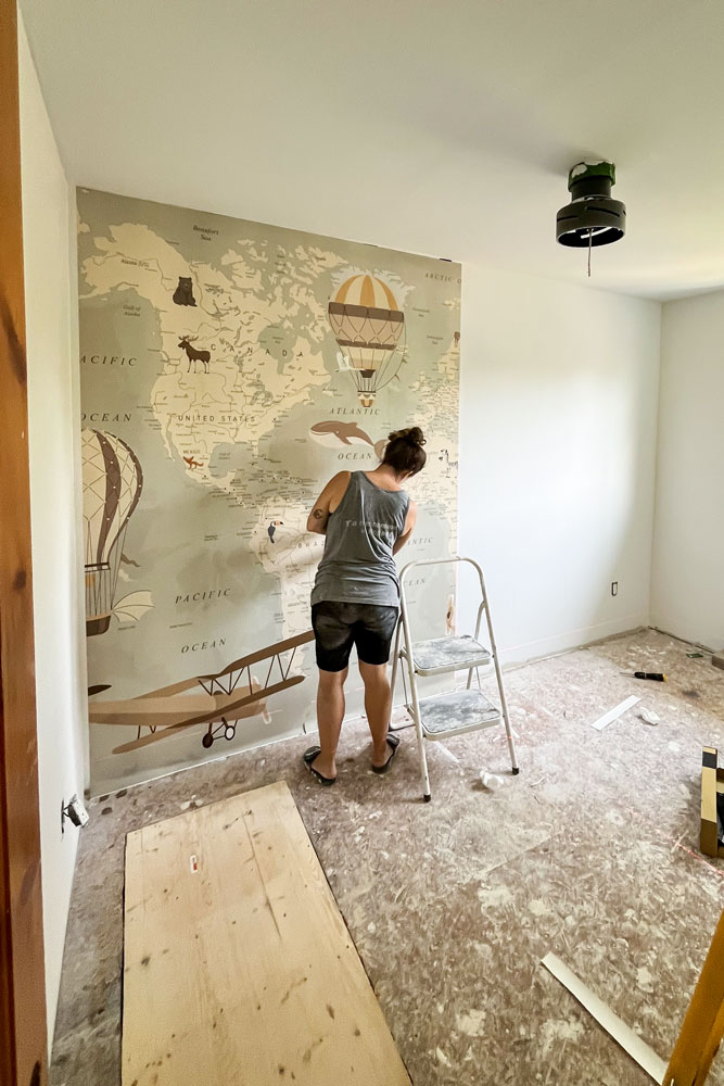 Moi qui installe du papier peint